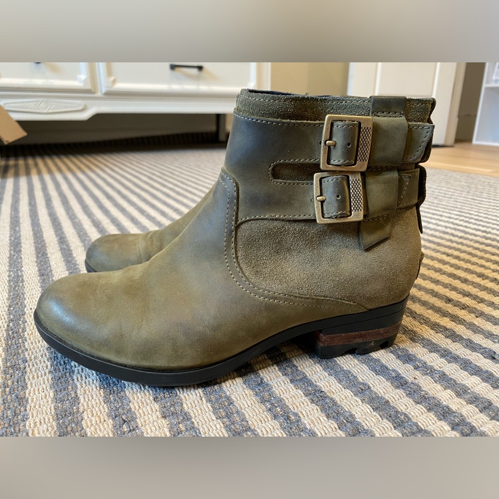 Sorel Women’s Lolla Bootie- Alpine Tundra ankle boot in olive green w/buckle